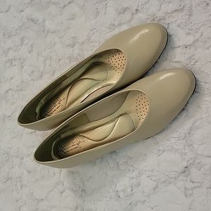 Soft Style Tan Heels, Women's Size 10M, Excellent Condition!